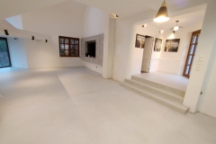 podłoga z mikrocementu w salonie i jadalni