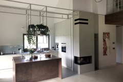 podłoga i kominek z mikrocementu