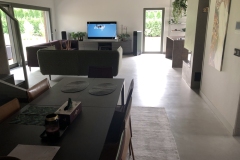 podłoga z mikrocementu w salonie i jadalni