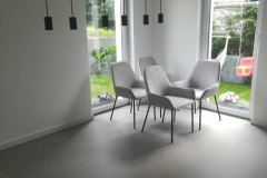 mikrocement na podłodze w jadalni