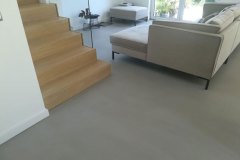 mikrocement na podłodze w salonie