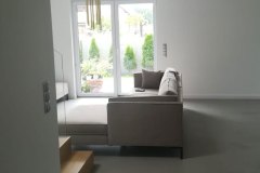 mikrocement na podłodze w salonie