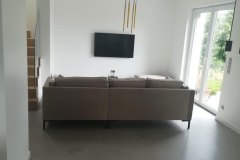 mikrocement na podłodze w salonie