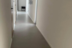 posadzka z mikrocementu w korytarzu