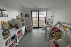 posadzka z mikrocementu w pokoju