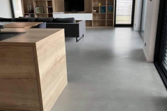 posadzka z mikrocementu w solonie z kuchnią