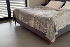 posadzka z mikrocementu w sypialni