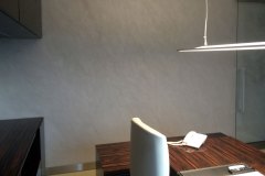 mikrocement na ścianie